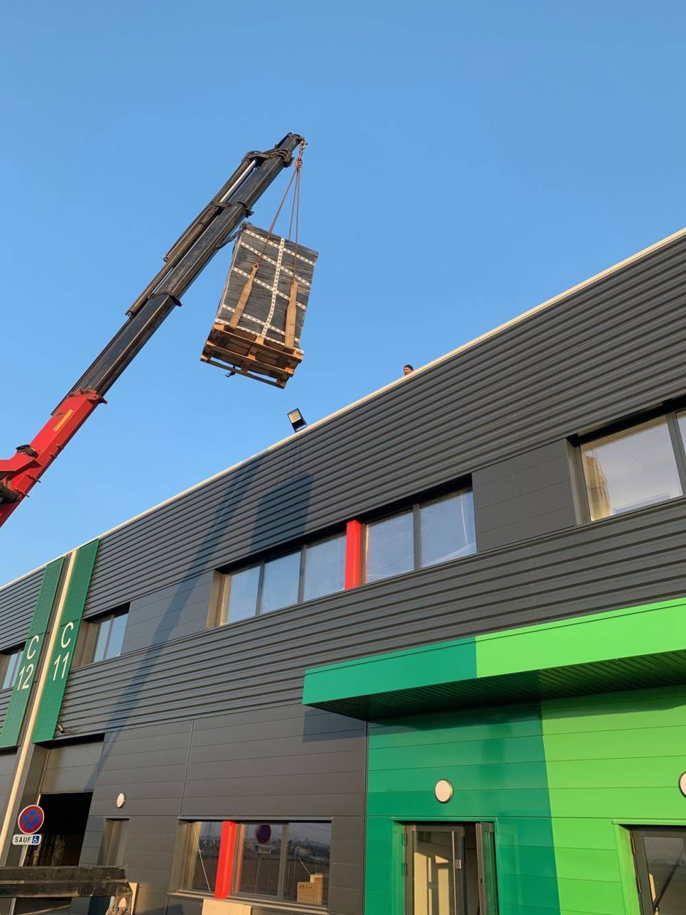 installation de clim sur toit avec une grue